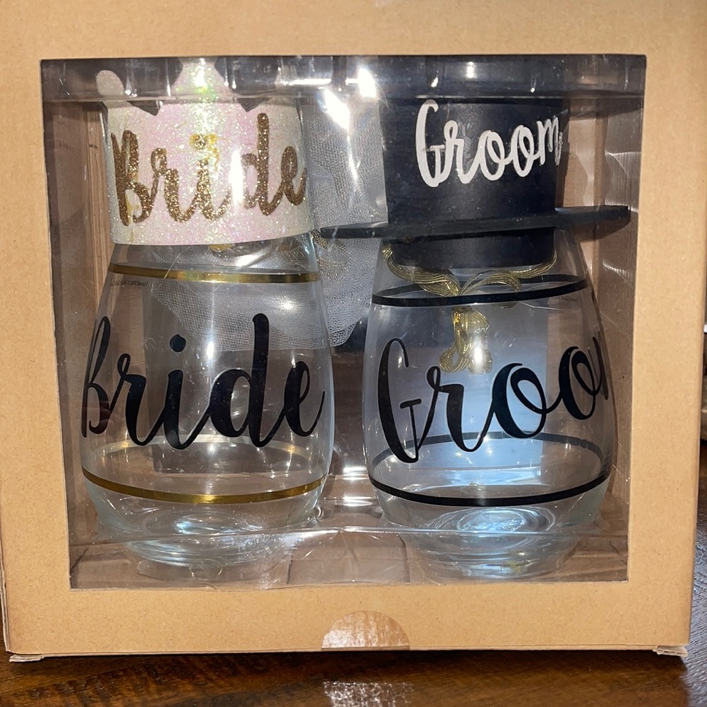Bride & Groom wine glasses with veil & hat